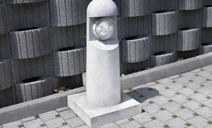 betonowa lampa miejska